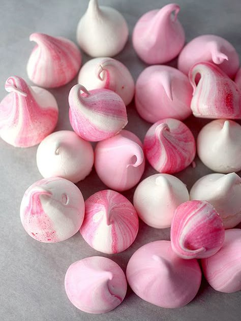 Meringue Kisses by Bakerella, via Flickr Meringue Girls, Meringue Kisses, Tout Rose, Meringue Cookies, Pink Foods, Tickled Pink, Pink Parties, Everything Pink, Cakepops