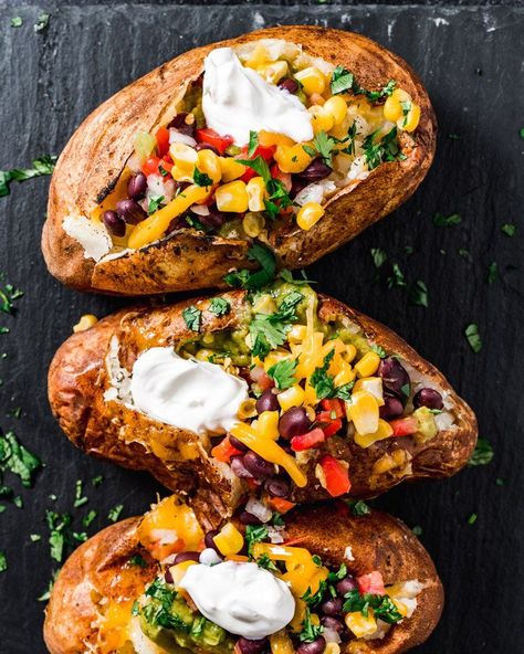 Mexican Style Baked Potato, Summer Baked Potato, Baked Potato Ideas Healthy, Veggie Loaded Potato, Baked Potato With Beans, Dinner With Potatoes Vegetarian, Baked Potato For Dinner, Ultimate Baked Potato, Mexican Loaded Baked Potato