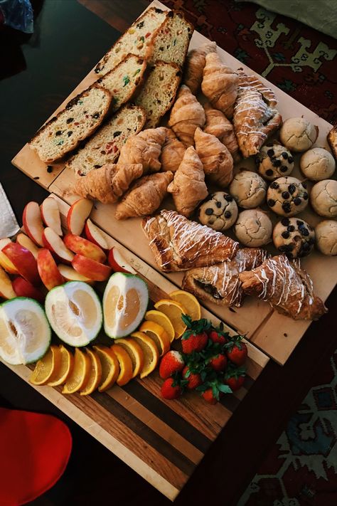 Womens Breakfast Event, Easy Breakfast Charcuterie Board, Breakfast Pastry Charcuterie Board, Muffin Charcuterie Board Ideas, Muffin Charcuterie Board, Croissant Charcuterie Board, Muffin Platter, Christmas Breakfast Charcuterie, Christmas Breakfast Charcuterie Board