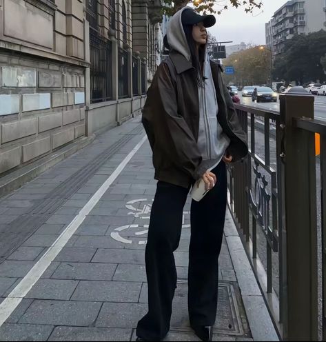 Hoodie Under Jacket Outfit, Seoul Street Aesthetic, Winter Outfits Korean Street Style, Tomboy Fashion Winter, Winter Outfits Tomboy, Korean Winter Outfits Women, Korean Winter Outfits Street Style, Korean Street Fashion Winter, Korea Winter Outfit