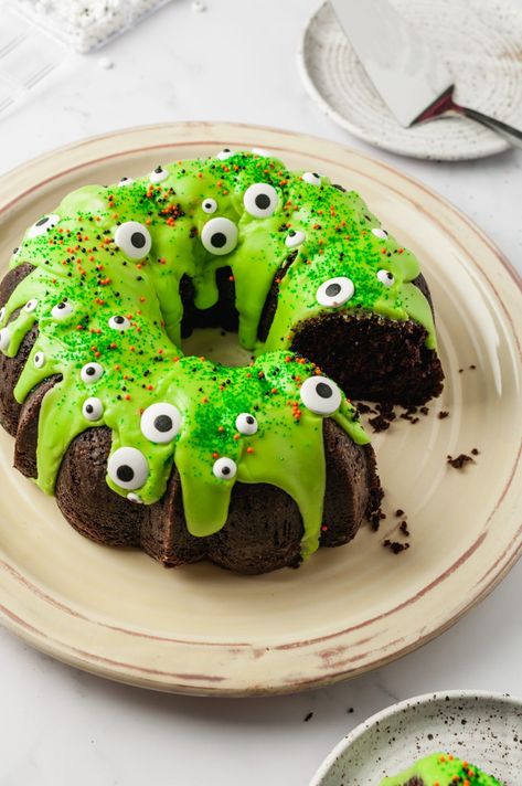 Bundt Cake Halloween Ideas, Bundt Cake Recipes Halloween, Fun Cake Ideas Easy, Halloween Food Decorations Party Ideas, Spider Bundt Cake, Monster Bundt Cake, Chocolate Cake Halloween Ideas, Halloween Mini Bundt Cake, Creepy Treats For Halloween