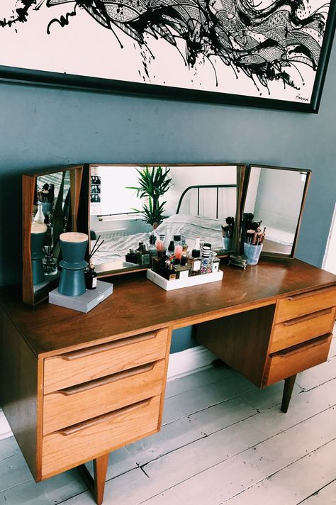 Mid Century Modern Dressing Table, Desk Vanity Organization Ideas, Small Space Vanity Ideas, Basement Vibes, Vanity Ideas Bedroom, Retro Dressing Table, Homey Touches, Mid Century Dressing Table, Vanity Inspo