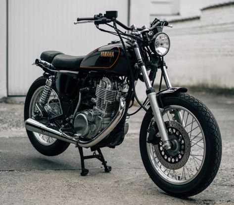 The Toma Customs Yamaha SR400 - A Minimalist Daily Rider Ktm Supermoto, Yamaha Motorbikes, Classic Things, Sr 500, Yamaha Sr400, Honda Scrambler, Tracker Motorcycle, Yamaha Bikes, Motorcycle Garage