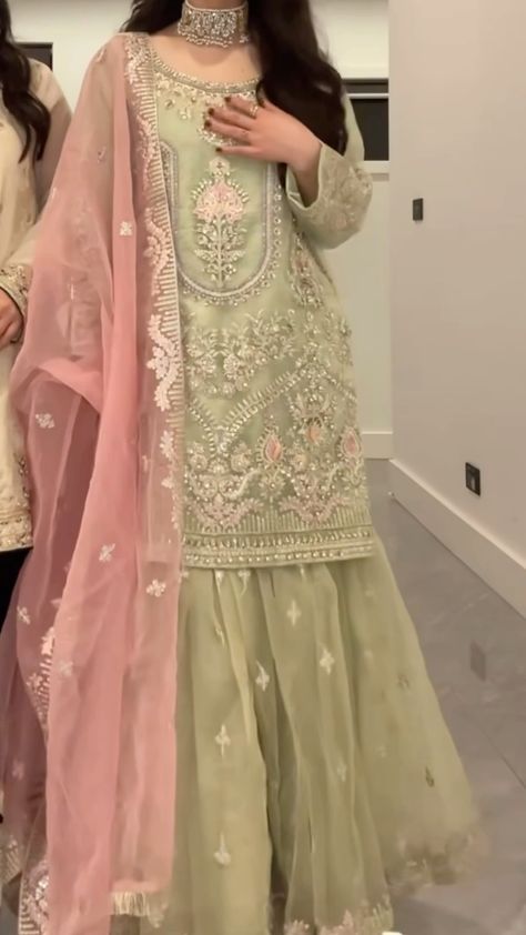 Bride Sister Wedding Outfit, Pakistani Suits Aesthetic, Shadi Outfits Indian Weddings, Shaadi Outfits Desi Wedding, Desi Eid Outfits, Pakistani Shadi Dresses, Sarara Dress, Eastern Clothes, Eid Fits