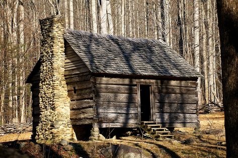 Primitive Cabin in Great Smoky Mountains National Park by Rob Chinn, via Flickr Isolated Homes, Old Log Cabin, Primitive Cabin, Small Cabins, Rustic Cabins, Old Cabins, Log Cabin Furniture, Old Cabin, Log Cabin Rustic