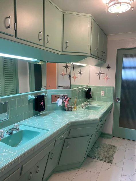 Retro Bathrooms 1950s, 1950 Bathroom, 60s Lifestyle, 1950s Bathroom, 50s House, 50s Home, 60s House, House Aesthetics, Bathroom Beautiful