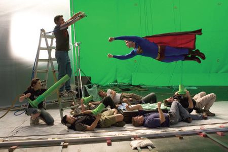 Brandon Routh as Superman "flying" against a green screen. Greenscreen Ideas, Superman Returns, Dc Movies, Movies And Series, Famous Movies, Film Studio, Batman And Superman, Action Film, Special Effects