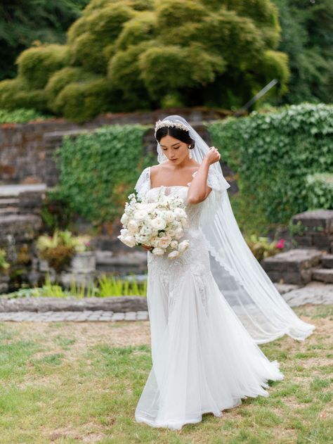 Bridal Gown Simple, Veil Crown, Simple Bouquet, Beauty Of Flowers, Wedding Dress Flowy, Floral Art Design, Film Wedding Photography, Bride Photo, Bridal Shoot