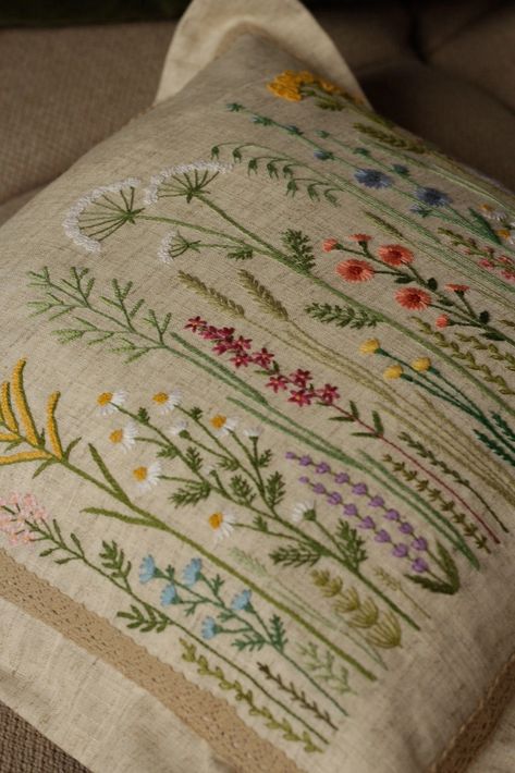 Flower Embroidery Pillow, Embroidery Stitches Beginner, Cushion Embroidery, Simple Hand Embroidery Patterns, Hand Embroidered Pillows, Textile Art Embroidery, Needlework Crafts, Floral Embroidery Patterns, Diy Embroidery Patterns