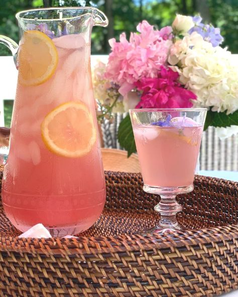 Rose Water Lemonade, Summer Lemonade Aesthetic, Rose All Day Party Theme, Rose Theme Party, Floral Lemonade, British Garden Party, Limonade Bar, British Picnic, Picnic Garden