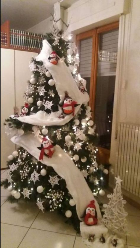 Christmas Tree Decorated, Snowman Christmas Decorations, Unique Christmas Trees, Black Christmas Trees, Christmas Tree Inspiration, Cool Christmas Trees, Christmas Cookies Decorated, Christmas Tree Ideas, Christmas Penguin