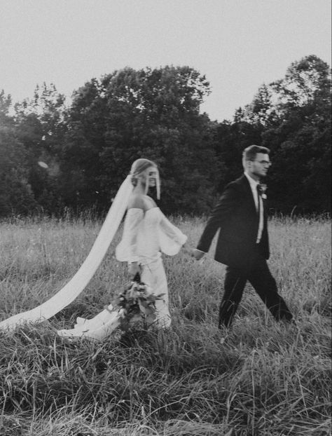 Up Close Wedding Photos, Wedding Photography Vintage Style, Romantic Vintage Wedding Photography, Big Field Wedding, Misty Wedding Photos, Old Fashioned Wedding Photos, Wedding Photos With Movement, Grainy Wedding Photo, Wedding Blurry Aesthetic