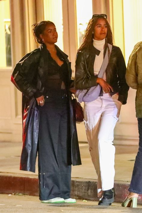 Malia Obama Outfits, Sasha Obama Outfits, Malia Obama Style, Sasha And Malia Obama, Sasha Obama Style, Obama Sisters, Hippy Aesthetic, Barak And Michelle Obama, Obama Daughter