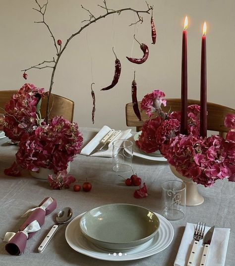 Flower Arrangements For Dinner Party, Table Scapes Wedding, Table Setting Aesthetic, Dreamy Tablescapes, Aesthetic Table Setting, Floral Dinner Party, Setting Aesthetic, Beach Bday, Moody Wedding Flowers