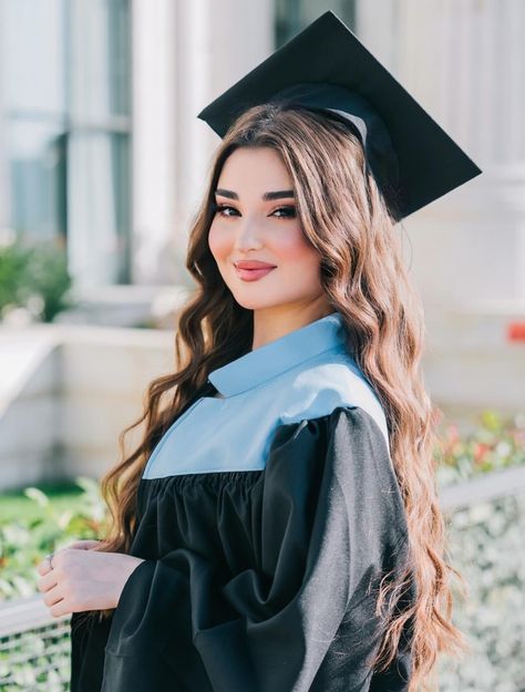 Graduation Hairstyles Medium, Hair Graduation, Hairstyles Graduation, Grad Hairstyles, Graduation Hairstyles With Cap, Graduation Hair, Graduation Pic Ideas, Nursing Graduation Pictures, Senior Photoshoot Poses