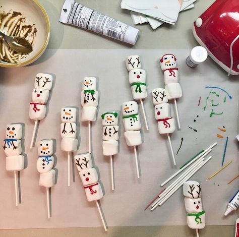 Snowman Marshmallows Craft, Marshmellow Snowman, Marshmallow Reindeer, Xmas Crafts Diy, Marshmallow Snowmen, Diy Christmas Gifts For Kids, Marshmallow Crafts, Marshmallow Snowman, Creative Holiday Gifts