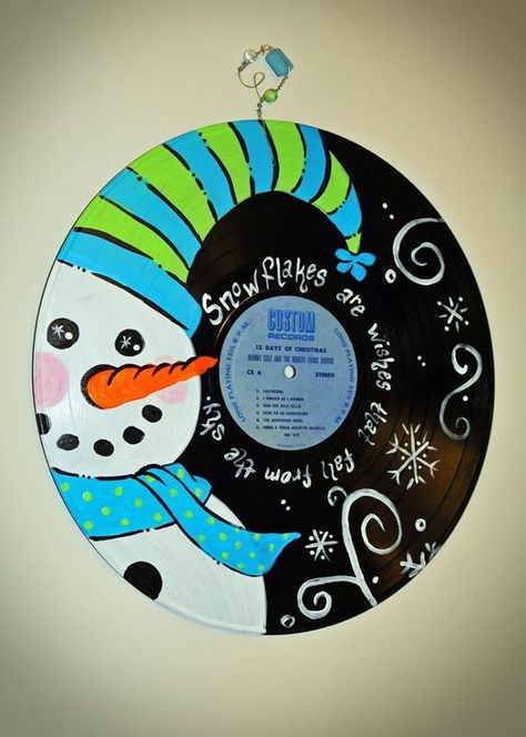 Paint an old vinyl record. Painted Records, Vinyl Record Crafts, Record Crafts, Record Painting, Painted Snowman, Cd Crafts, Snowman Design, Painted Vinyl, Vinyl Record Art