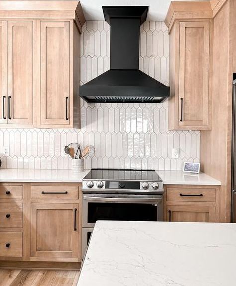 White Cabinets And White Countertops, Kitchen Backsplash With White Cabinets, Dark Cabinets Kitchen, Picket Tile, Backsplash White, Backsplash With White Cabinets, Maple Kitchen, Kitchen Backsplash Ideas, Kabinet Dapur