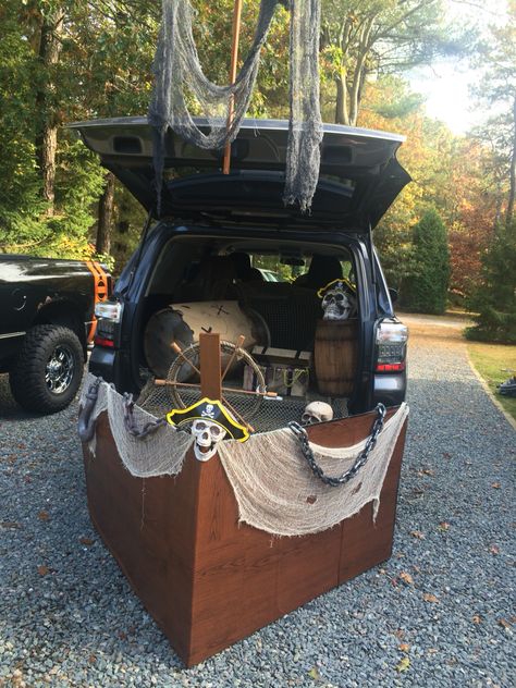 Pirate ship trunk or treat Trunk Or Treat Themes, Trunk Or Treat Decorating Ideas, Halloween Decorations Party Scary, Halloween Car Decorations, Trunker Treat Ideas, Trunk Or Treat Ideas, Hallowen Ideas, Cars Disney, Pirate Halloween