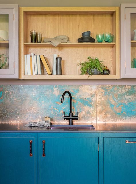 Teal Kitchen Cabinets, Kitchen Credenza, Latest Kitchen Trends, Copper Backsplash, Latest Kitchen Designs, Teal Kitchen, Kitchen Design Color, Kitchen Design Trends, Kitchen Trends