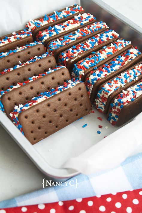 Summer Ice Cream Party, 4th July Food, Dessert Oreo, Patriotic Food, Patriotic Desserts, 4th Of July Desserts, Summer Ice Cream, Fourth Of July Food, Fourth Of July Decor