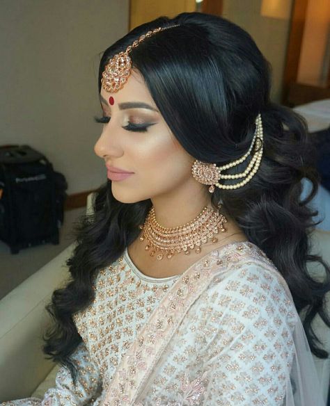 Hairstyle With Sahara Earrings, Sahara Earrings Hairstyle, Valima Makeup, Pakistani Hair, Sahara Earrings, Asian Party, Wedding Makeup Bride, Bridal Eye Makeup, Indian Wedding Ideas