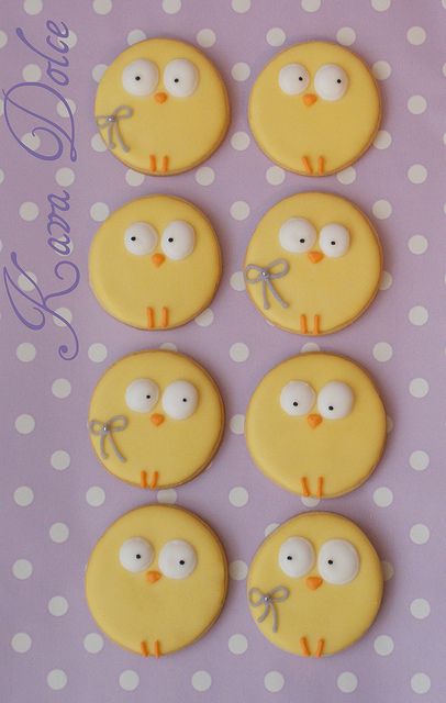 Easter chick cookies inspiration..Take a cookie of any kind and dollop some icing on for the eyes Chick Cookies, Easter Chicks Cookies, Diy – Velikonoce, Easter Sugar Cookies, Spring Cookies, Easter Baking, Easter Goodies, Diy Ostern, Easter Chick