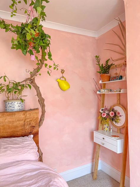 Earthy Tone Living Room, Interior Design Earthy, Dark Cottage Core Bedroom, Pink Green Bedrooms, Cottage Core Bedroom, Dark Boho Bedroom, Bedroom Fall Decor, Dark Cottage Core, Natural Interior Design