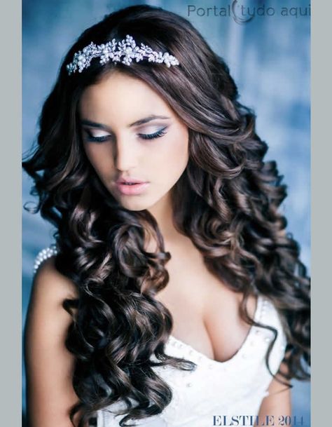 Veja nesta matéria dicas e as mais lindas fotos dos mais variados penteados de debutante para você escolher o seu! Sweet 16 Hairstyles, Glamorous Wedding Hair, Curly Wedding Hair, Quinceanera Hairstyles, Quince Hairstyles, Tiara Hairstyles, Wedding Hairstyles For Long Hair, Wedding Hair And Makeup, Remy Human Hair