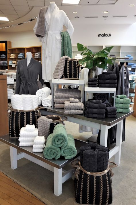 Home Visual Merchandising, Visual Merchandising Displays Retail, Retail Store Layout, Butik Design, Store Interior Design, Towel Display, Clothing Store Displays, Retail Design Display, Retail Store Interior Design