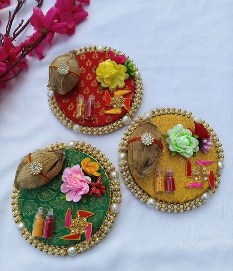 Haldi kumkum platter with swastik ✨✨ Size 5 inch DM us for more details or WhatsApp us on 9867422790 Rakhi Platter Ideas, Arti Decoration, Haldi Kumkum, Platter Ideas, Rakhi Making, Janmashtami Decoration, Diwali Decorations At Home, Creative Wedding Gifts, Rakhi Design