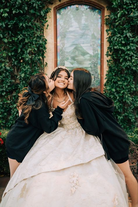 Quince Poses Photo Shoots Picture Ideas, Quince Photoshoot Ideas With Family, Quinceañera Photoshoot Ideas With Court, Quinceanera Court Pictures, Quinceanera Picture Ideas, Quinceanera Photoshoot Ideas, Quinceanera Aesthetic, Quinceanera Poses, Quince Picture Ideas