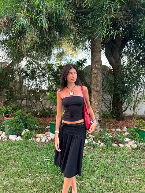 Belt Outfits Aesthetic, Chunky Necklaces Statement Outfit, Midi Dresses Outfit, Black Midi Skirt Aesthetic, Summer Outfits Skirts Midi, Vintage Red Bag Outfit, Midi Skirt Outfit Vintage, Summer Black Outfits Aesthetic, Black Outfit Red Bag