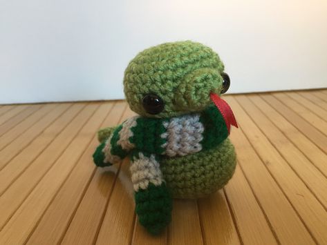 Ravelry: Slytherin Snake by M. Bridges of Moon's Creations Harry Potter Crochet Stuffed Animals, Crochet Snake Keychain, Slytherin Crochet Pattern, Harry Potter Crochet Keychain, Slytherin Diy Crafts, Crochet Slytherin, Slytherin Crochet, Quick Amigurumi Pattern, Harry Potter Crochet Patterns Free