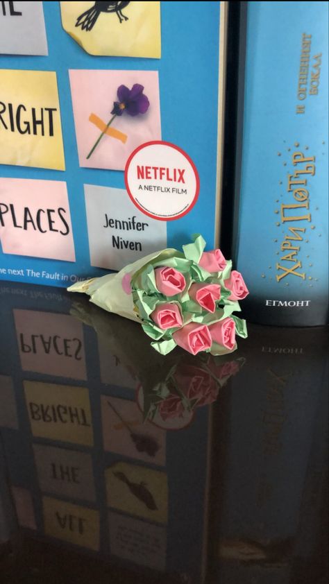 Cute paper flower bouquet from post-it notes(sticky tabs) Paper Tulips Aesthetic, Post It Flower Bouquet Tutorial, Post It Note Bouquet, Cute Origami Flower Bouquet, Paper Flowers Post It Notes, Sticky Notes Flower Bouquet, Flowers From Sticky Notes, Sticky Note Rose Bouquet, Post It Note Flower Bouquet