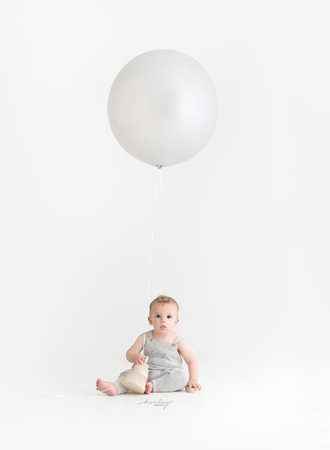 Modern First Birthday Photoshoot, White Cake Smash Photoshoot, White First Birthday Photoshoot, Minimalist 1st Birthday Photoshoot, Minimal Cake Smash Photoshoot, Photoshoot Baby 1 Year, 1st Birthday Studio Shoot, Minimal First Birthday Photoshoot, First Birthday Studio Photoshoot