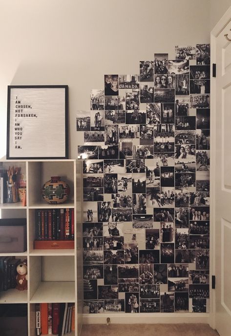 Cool Picture Collage Ideas, Photo Wall Office Ideas, Creative Photo Wall Ideas, Wall With Photos Ideas, Photographer Room Ideas, Ways To Put Pictures On Wall, Black And White Picture Wall Bedroom, Photo Wall Ideas Bedroom Aesthetic, Black And White Photo Wall Bedroom