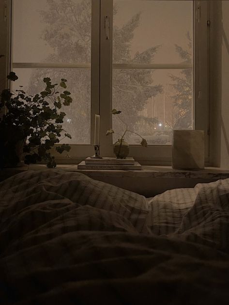 Cozy Winter Aesthetic Home, Winter Room Aesthetic Bedroom, Clean Cozy Aesthetic, Snowy Room Aesthetic, Winter Aesthetic Indoors, Cozy Soft Aesthetic, Winter Cosy Aesthetic, Big Comfy Bed Aesthetic, Cozy Night Aesthetic Bedroom