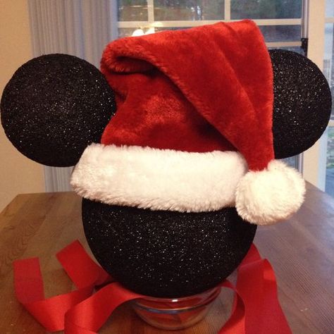 Mickey Christmas Tree Topper. Here's how to make it: Disney Christmas Decor, Disney Christmas Crafts, Santa Diy, Mickey Mouse Christmas Tree, Christmas Tree Toppers Ideas, Disney Xmas, Tree Toppers Ideas, Diy Tree Topper, Disney Christmas Decorations