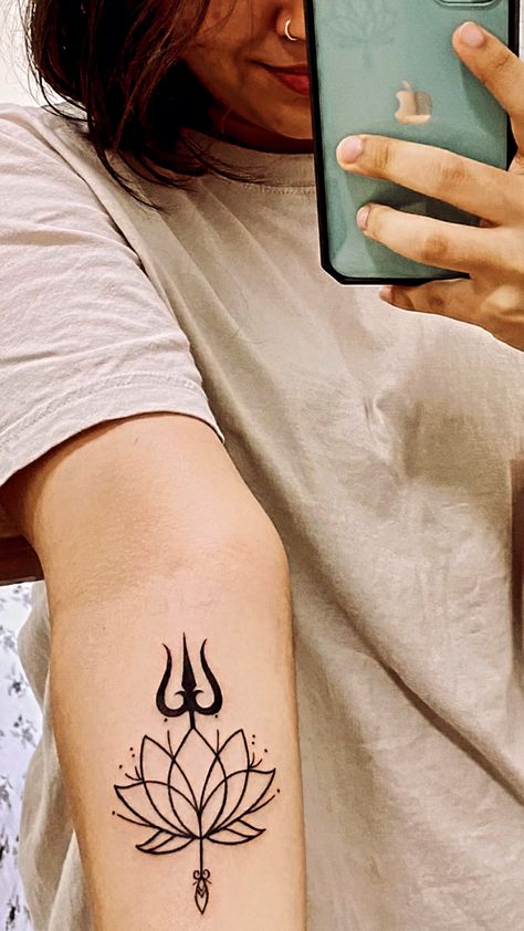 Hindu Trinity Tattoo, Simple Hindu Tattoos, Minimalist Shiva Tattoo, Sanatan Tattoo Ideas, Small Mahadev Tattoo For Women, Small Trishul Tattoo Designs For Women, Trishul Mehndi Design, Shiva Tattoo For Women, Small Shiva Tattoo For Women