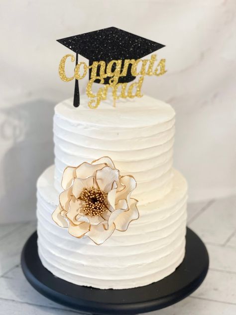 White and gold open rose sugar flower for cakes on a two tier rustic buttercream graduation cake Unique Graduation Cakes Design, Elegant Graduation Cakes, White Graduation Cake, Simple Graduation Cakes, Sirenita Cake, Graduation Cake Ideas, Graduation Cake Designs, Graduation Party Desserts, Graduation Desserts