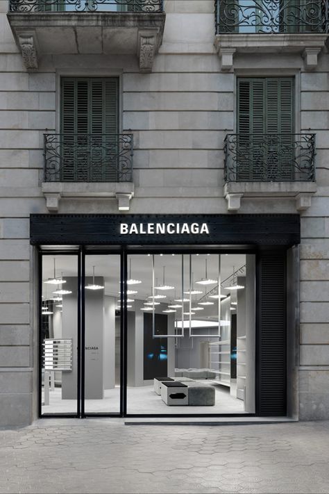 Located on the prestigious Passeig de Gracia, 101, the new Balenciaga store boasts a minimalist industrial style over its two storeys. Small Prefab Cabins, Balenciaga Aesthetic, Balenciaga Design, Balenciaga Store, Balenciaga Shop, Skincare Aesthetics, Urban Mobility, Different Interior Design Styles, Prefab Cabins