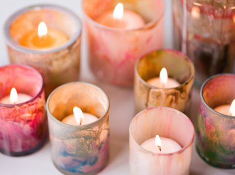 Some simple votives and watercolor paint can create these unique pieces. Votives Diy, Wedding Votives, Candle Votives, Glass Votives, Pola Bordir, Glass Votive Candle Holders, Diy Candle Holders, Pot Pourri, Artistic Wedding