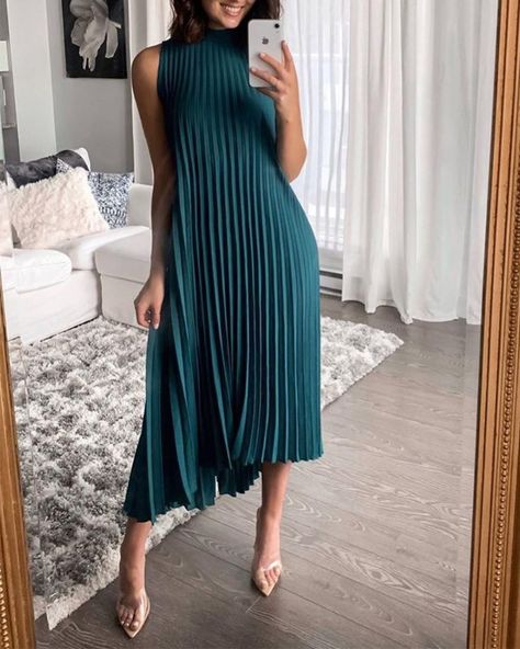 Pleated Fabric Outfits, Pleated Dresses Outfit, Pleated Fabric Dress, Western Dresses For Women, Stylish Party Dresses, Mode Casual, Stylish Dress Book, Solid Color Dress, Pleated Fabric