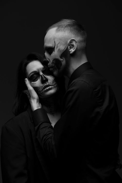 Dark Romantic Photoshoot, Couples Halloween Shoot, Dark Couple Photoshoot, Skull Makeup Couple, Skeleton Photoshoot, Horror Couple Photoshoot, Skeleton Couple Photoshoot, Spooky Couple Photoshoot Scream, Spooky Couple Photoshoot