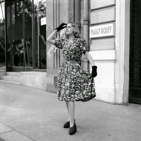 Beautiful Fashion in Post-Liberation Paris, 1944 || These fashion shots were taken by LIFE photographer Bob Landry—who had covered the war in North Africa as well as in other parts of Europe—in Paris in August 1944. Forties Fashion, Fashion 40s, Decades Fashion, Fashion 1940s, Parisienne Chic, Nyc Street Style, Paris Vintage, 40s Fashion, Foto Vintage