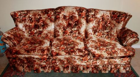 Depending on the meme, everyone—or everyone's grandma—had this particular sofa. Here, the busy pattern on the synthetic velour includes a rustic cuckoo clock. At least, I think that's what's happening. 60s Wall Art, Retro Couch, Floral Couch, Yellow Couch, Vintage Couch, Retro Decor, Antique Items, Being Ugly, Geometric Shapes