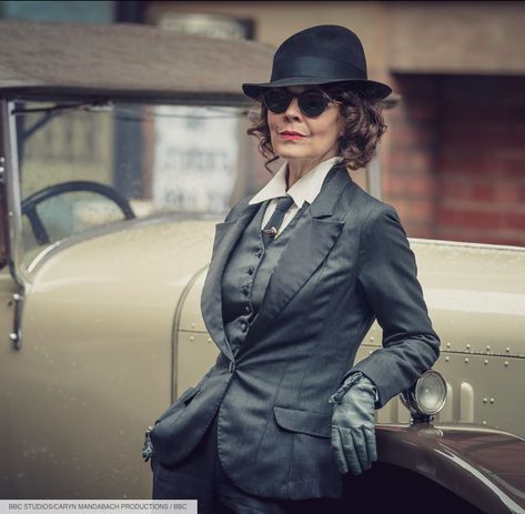 Polly Gray from Peaky Blinders Aunt Polly Peaky Blinders, Peaky Blinders Fashion, Costume Peaky Blinders, Peaky Blinders Season 5, Peaky Blinders Costume, Look Gatsby, Peaky Blinders Season, 1930s Fashion, Estilo Punk