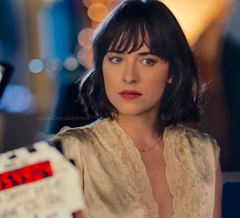 Short Hair Dakota Johnson Dakota Johnson Bangs, Dakota Johnson Hair, Bob Hair Color, Dakota Johnson Style, Dakota Mayi Johnson, Chin Length Bob, Cute Haircuts, Short Hair With Bangs, Dakota Johnson