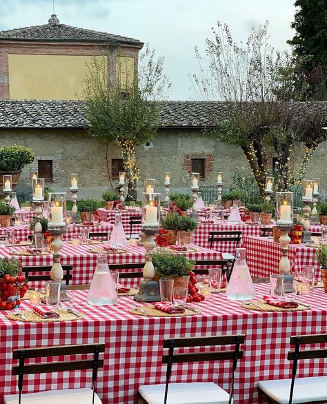 What a great way to welcome your guests, when you hold your wedding at a gorgeous villa in Italy. A Pizza Party is always a big hit for the first night 🇮🇹❤️ Kicking off the celebrations with delicious pizza, loads of Prosecco and beer and great company. This gives you both a chance to catch up with your nearest and dearest in a totally relaxed, informal setting. This beautiful Italian-inspired setup was chosen by @davidhunt746 and @rowena.vincent for their fab welcome evening and they had an ... Garden Party Italy, Italian Engagement Party Decorations, Italian Welcome Dinner, Pizza Party Set Up, Pizza Shower Theme, Pizza Party Rehearsal Dinner Ideas, Italian Wedding Welcome Party, Italian Long Lunch Table Setting, Italian Dinner Setting